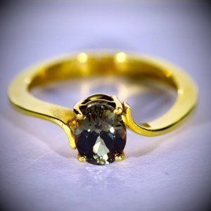 Color Change Garnet 1.72ct Solid 18K Gold Ring